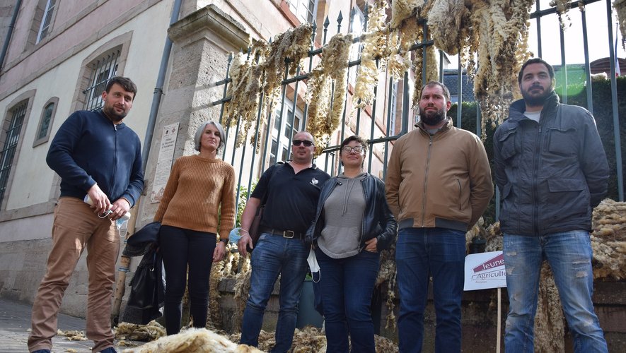 A Rodez, les agriculteurs ont "habillé" les grilles de la préfecture.