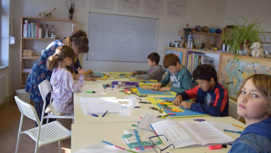Dans la classe des 6-12 ans, chaque enfant dispose de son plan de travail pour s'organiser.