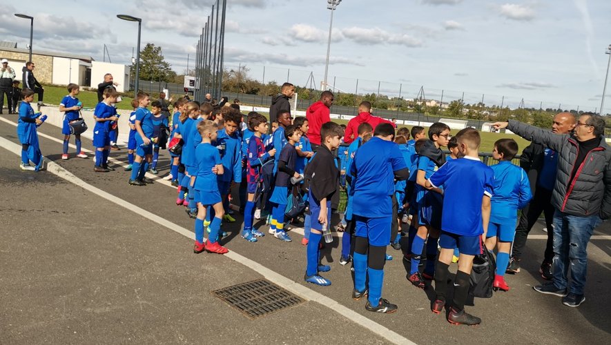 Les jeunes de l’école de foot d’Onet avec leurs idoles de l’équipe 1 de Rodez.