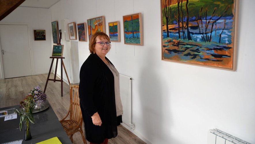 Martine Barboux, secrétaire de Trame d’arts, présente les tableaux actuellement en exposition.