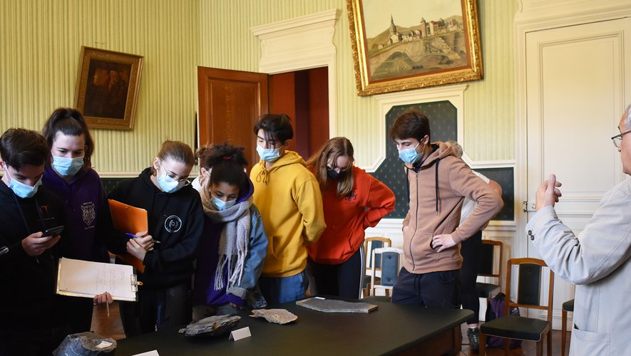 Les étudiants toulousains devant un tout petit aperçudes collections du muséede géologie.