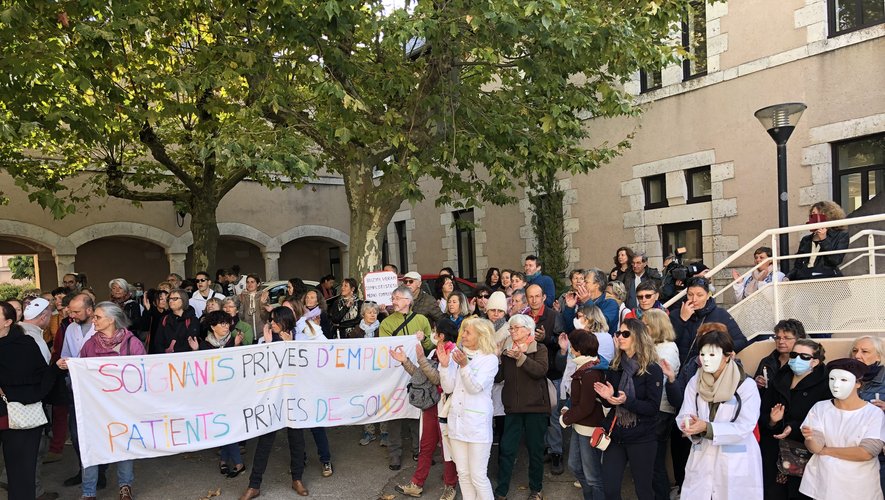Les soignants manifestants devant le siège départemental de l’ARS, à Rodez.