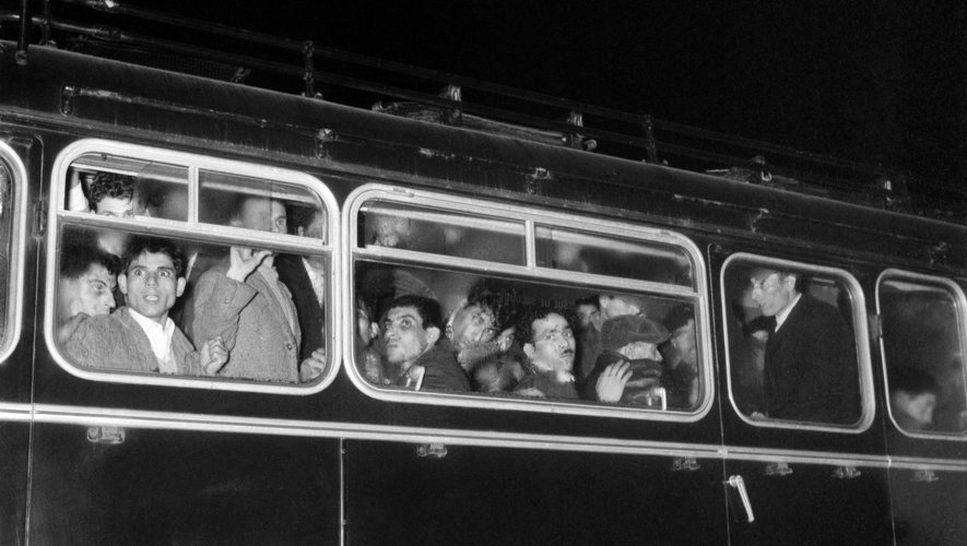 Le 17 octobre 1961, après la manifestation à Paris, des Algériens sont entassés dans des bus par la police et transférés vers des centres d’identification, où plusieurs seront violentés et certains tués.