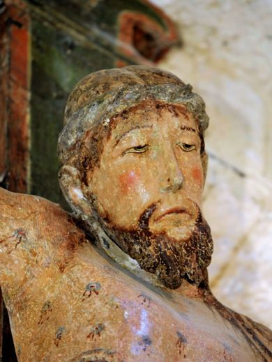 Le christ roman, présent dans l’église Saint-Paul  est une œuvre d’art du XIIe siècle exceptionnellement bien conservée.