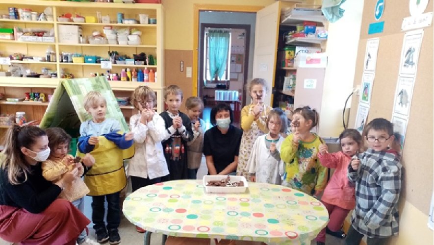 Les enfants réunis autour de Gaelle Fizes pour découvrir le chocolat.