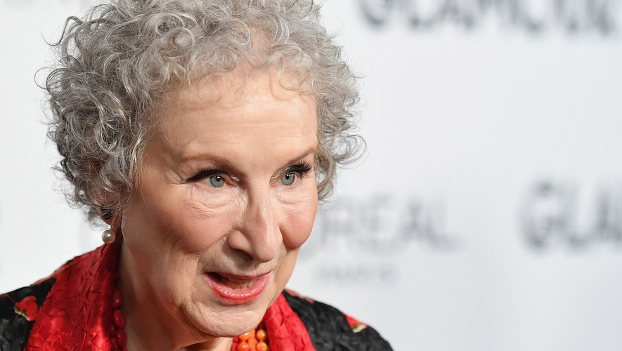 L'ouvrage collectif que Margaret Atwood a supervisé - "Fourteen Days: An Unauthorised Gathering" ("Quatorze jours: Un rassemblement non autorisé"), doit sortir en 2022.