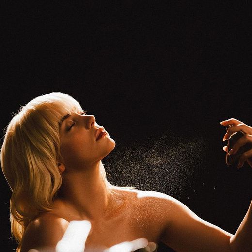 Billie Eilish a annoncé le lancement de sa première fragrance végane sur Instagram.