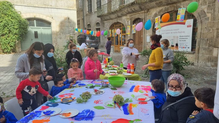 La fête du centre social a réuni salariés, bénévoles et Villefranchois place de la Fontaine