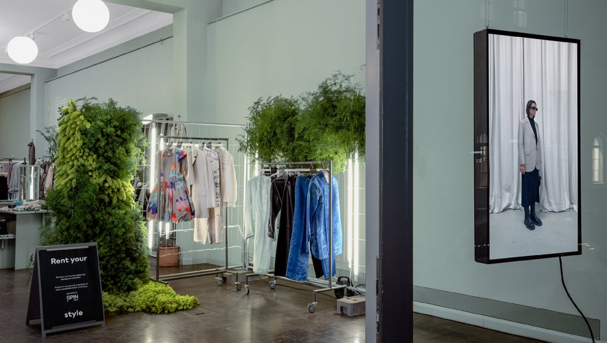 Le magasin H&M Mitte Garten propose un service de location de vêtements innovant basé sur la blockchain.