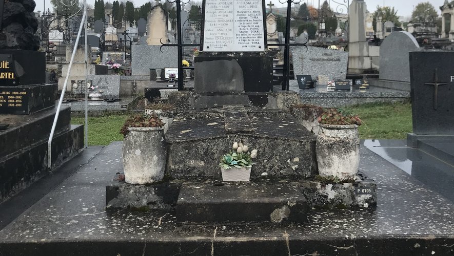 La tombe de l’acteur Christian Toma figure à l’entrée du cimetière.