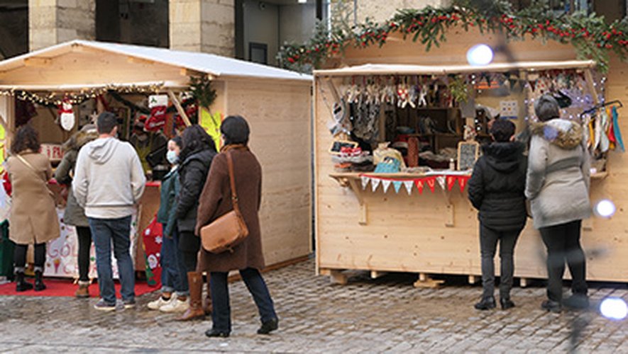 Le marché de Noël de la commune et ses chalets se préparent