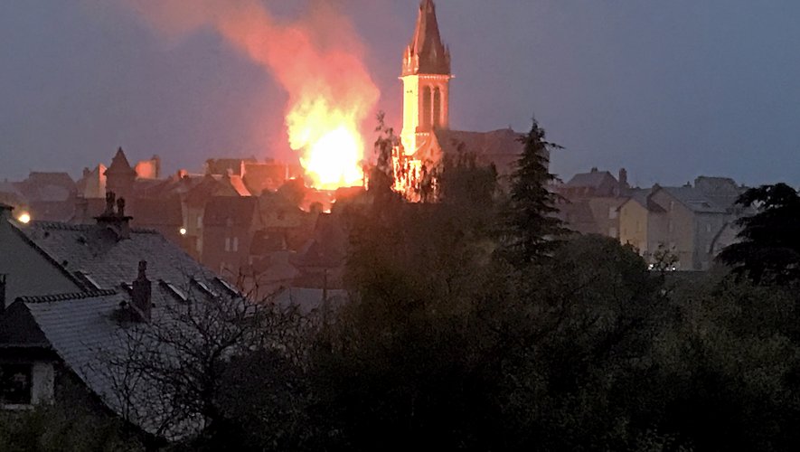 Au pied de l’Église, l’incendie survenu au petit matin vendredi était visibleà plusieurs kilomètres à la ronde du centre bourg de Laissac.