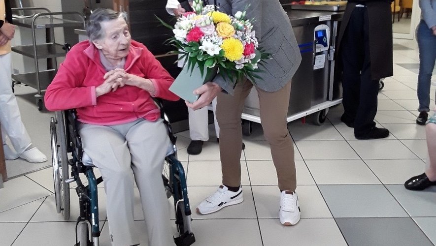 M.PONCE, Directeur de la maison de retraite qui remet un bouquet à Mme TRUEL.