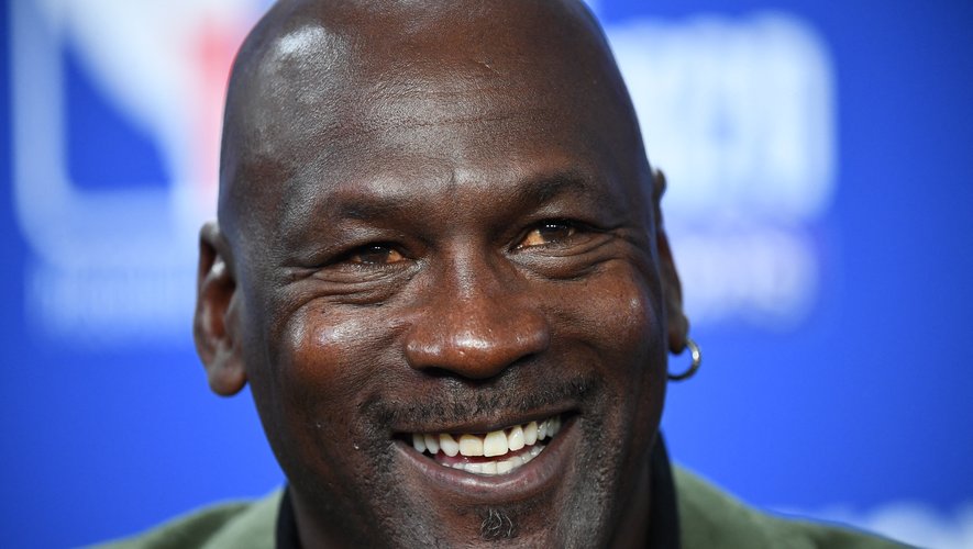 Une paire de baskets portée par Michael Jordan au début de sa carrière a été vendue pour près de 1,5 million de dollars.