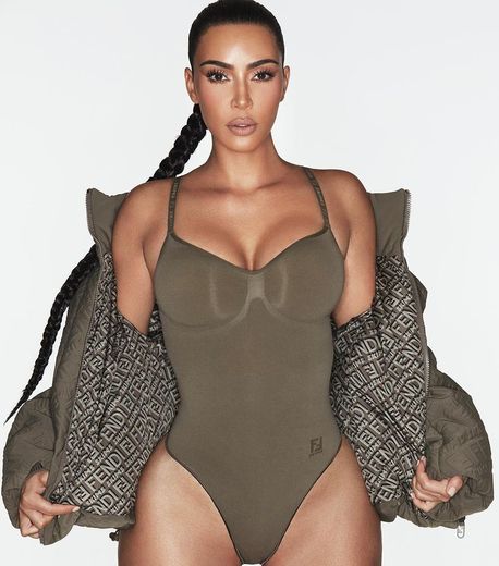 Kim Kardashian présente plusieurs looks de la collection Skims x Fendi.