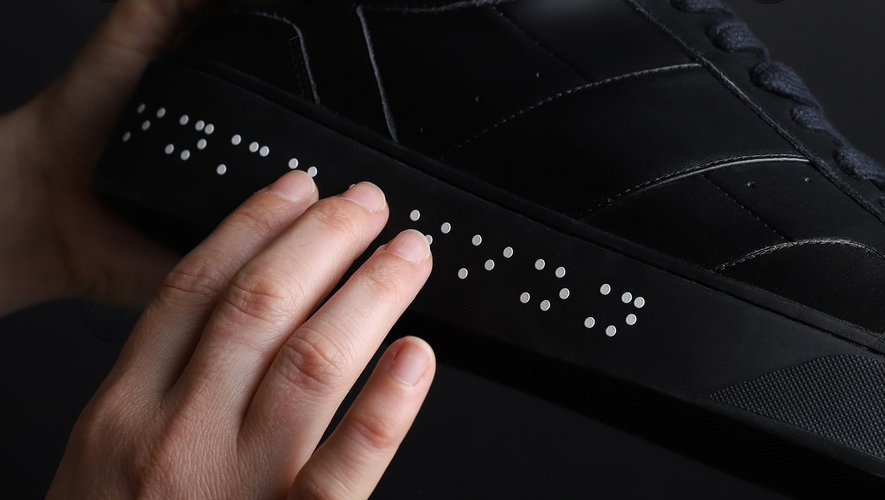 La marque Caval s'associe à Handicap International et au street-artist The Blind pour créer une paire de sneakers intégrant du braille.