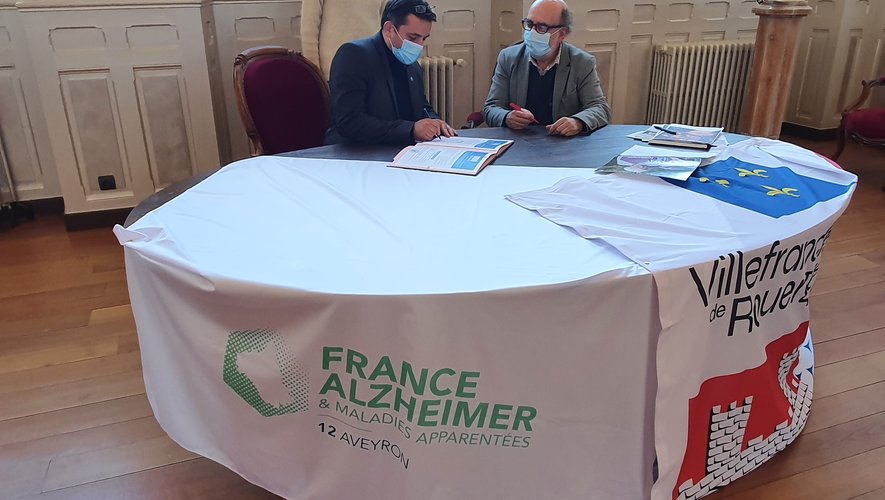 Jean-Sébastien Orcibal, maire, et Jean-Paul Delon, président de France Alzheimer Aveyron, ont signé la charte.