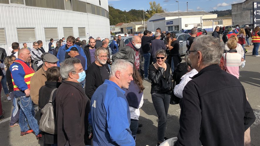 Les salariés de la SAM,  hier après-midi, devant l’usine, au sortir d’une nouvelle assemblée générale.