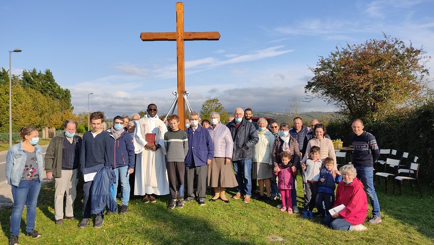 Les participants recueillis autour du père Célestin devant la croix restaurée