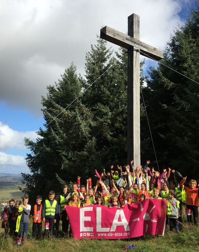 Les élèves sont allés déployer la banderole d’Ela à la Croix de Boucays.