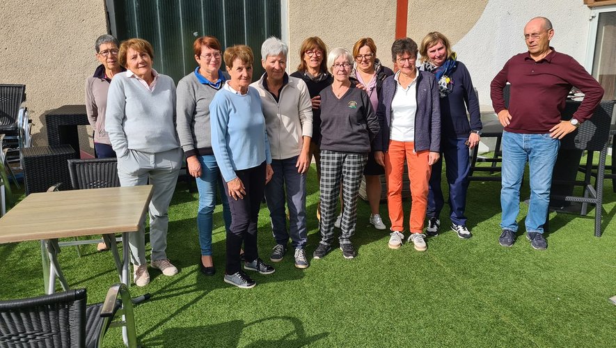 Les participantes du dernier tour de la "Ladies Open de Rodez", avec le président de l’Association sportive du golf.