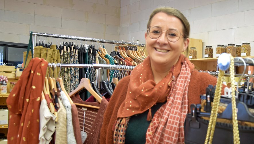 Gwendoline propose vêtements et accessoires au féminin actuellement dans la boutique Vrac-O-Drive de Sébazac.