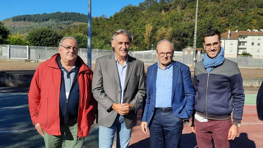 De gauche à droite, Eduardo Fernandez, maire adjoint, Joaquin Latorre, maire d’Utrillas, François Marty et Romain Smaha.