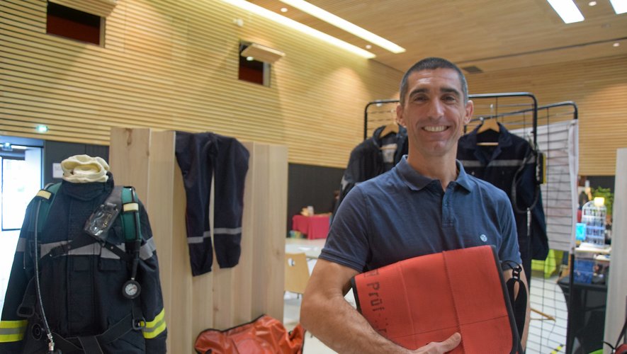Romuald Fernandez, pompier de métier, propose de recycler le matériel des soldats du feu