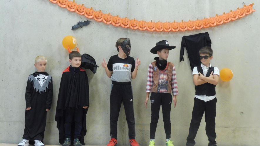 Un groupe d'enfants courageux prêts à entrer chez la sorcière.