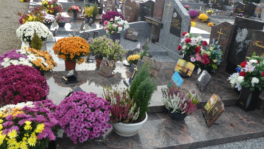 Les tombes du cimetière de La Capelle Saint-Martin ont été particulièrement fleuries.