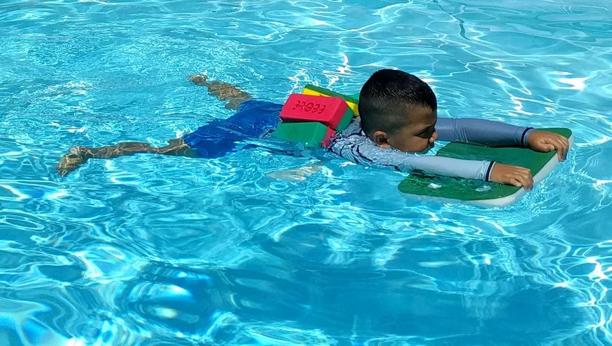 L’apprentissage de la natation est ouvert aux adultes et enfants.