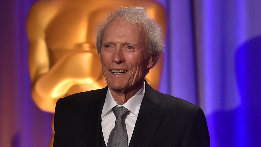 Clint Eastwood joue dans son film "Cry Macho", en salles mercredi.