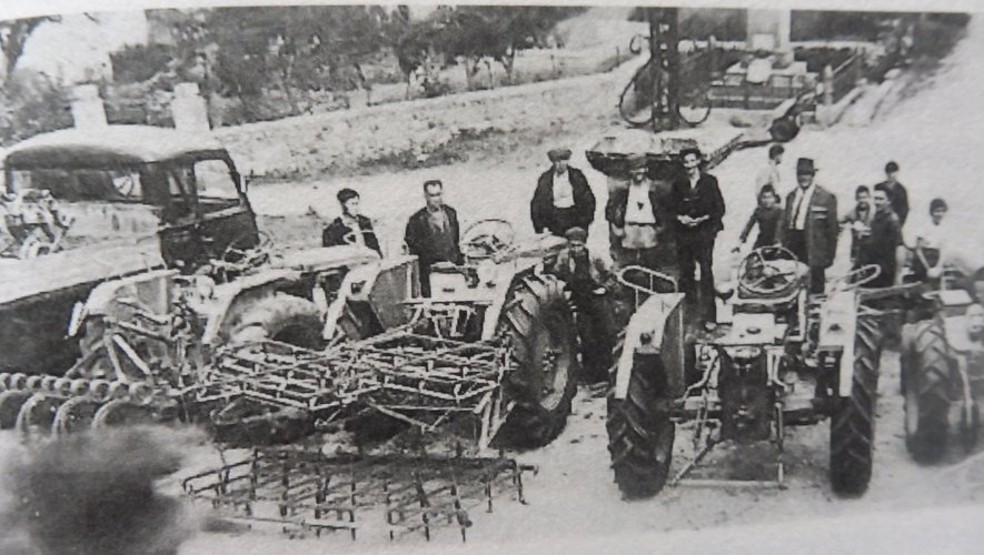 Exposition de tracteurs sur la place du village par le garage Pélamourgues dans les années 60.