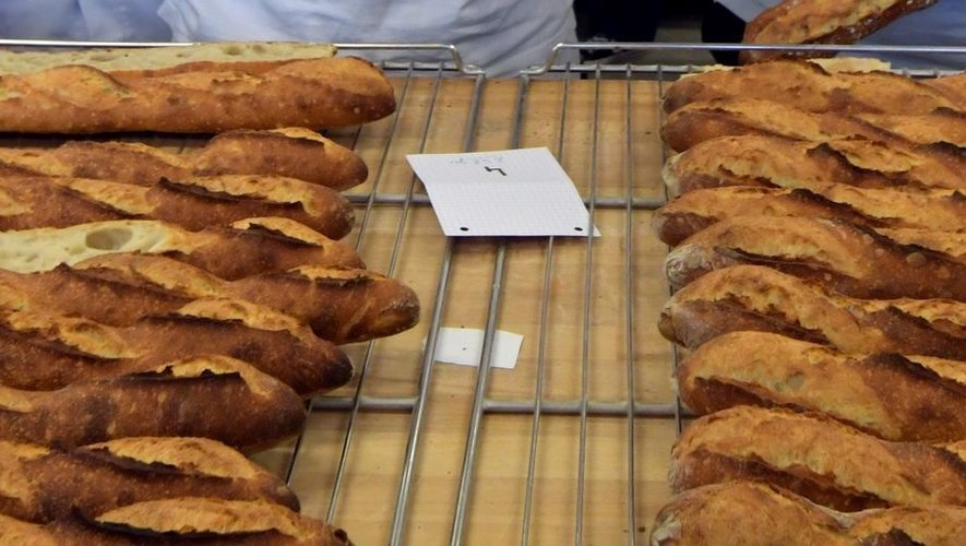 Le prix de la baguette de pain, si chère aux Français, entre dans la campagne présidentielle.