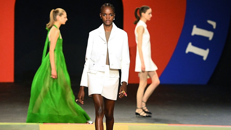 Le tailleur jupe repensé par Dior pour la saison printemps-été 2022.