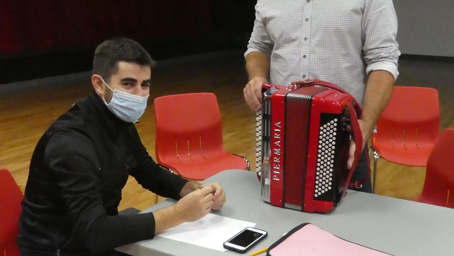 Guillaume Fric, donnant un cours d’accordéon à Cédric Albinet à la MJC de Luc-la-Primaube.