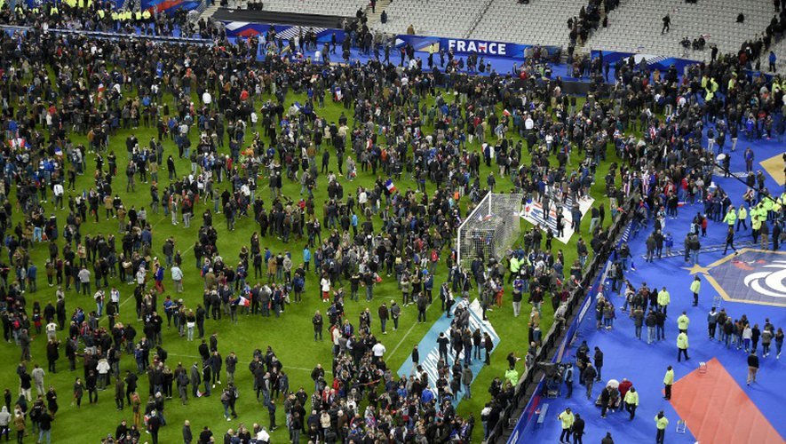 En moins d'une demi-heure, trois explosions sont entendues autour du Stade de France, ce 13 novembre 2015. A la fin du match, sur la pelouse, le public prend connaissance de l'ampleur des attentats.