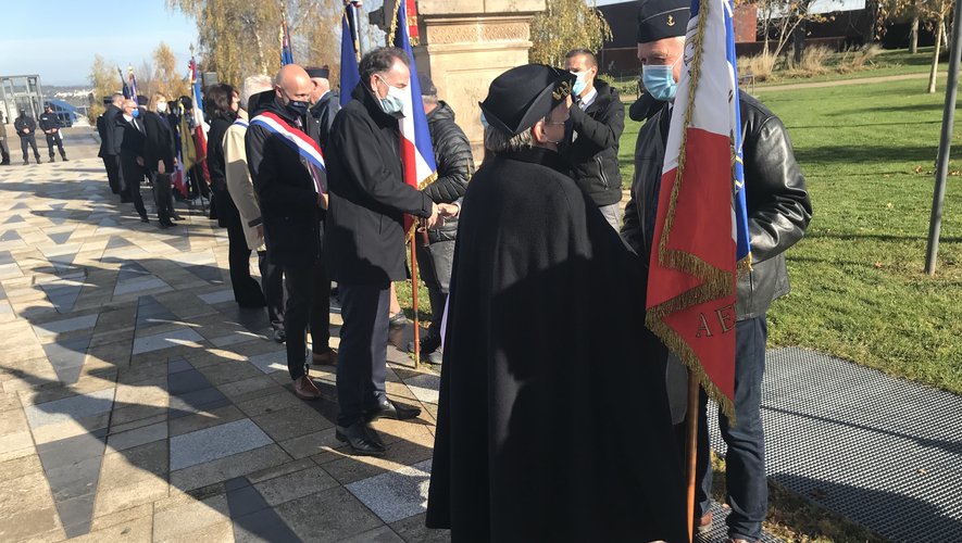 Les porte-drapeaux ont été salués par les officiels à l'issue de la cérémonie.