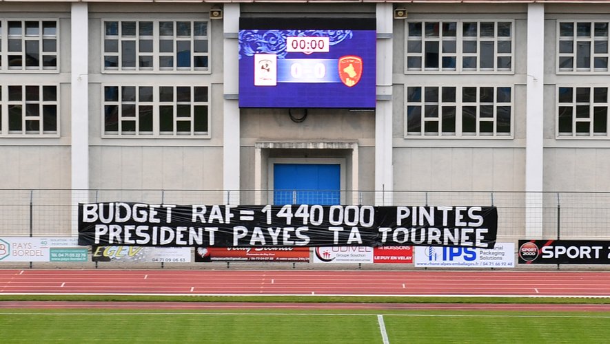 La banderole d'accueil pour Rodez au stade Charles-Massot.