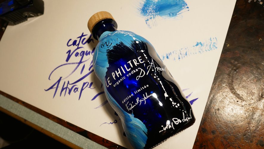 Frédéric Beigbeder sort une édition artistique de sa vodka Le Philtre au profit de la fondation No More Plastic.