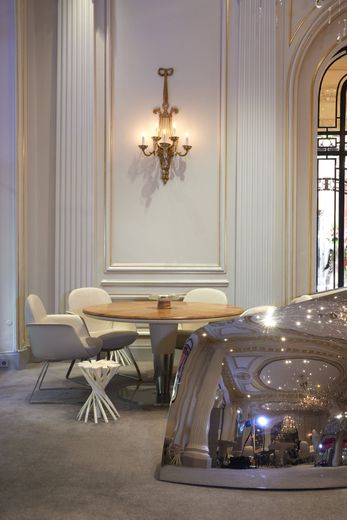 Les fameuses tables sans nappe et les cloches en inox de l'ancien restaurant gastronomique du Plaza Athénée mises aux enchères