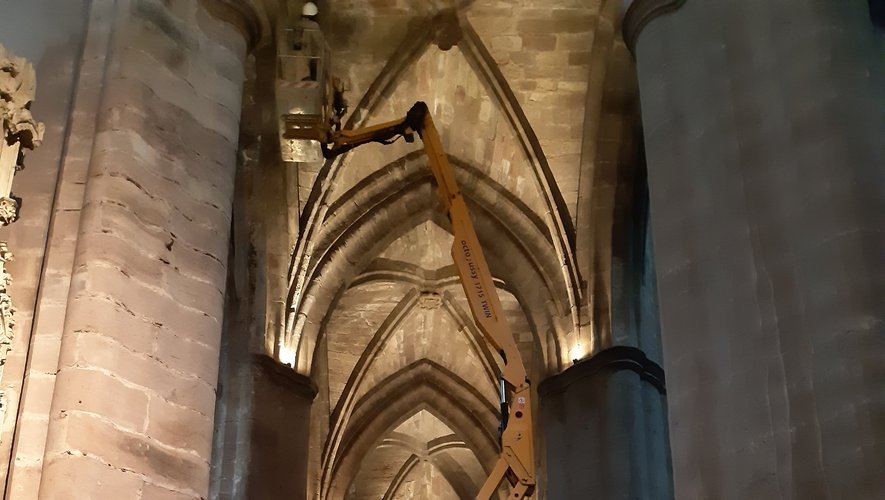 Une grue télescopique est à l'oeuvre dans l'enceinte de la cathédrale