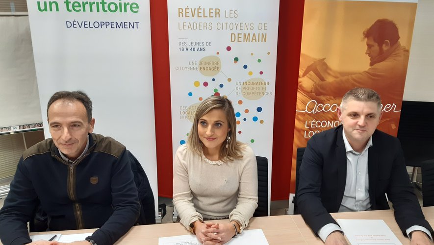 Alain Picasso, Edf, une rivière un territoire, et Benoît Quintard, président du Crédit Agricole, entourent Elodie Peyrouty, présidente de la JCE Rodez.