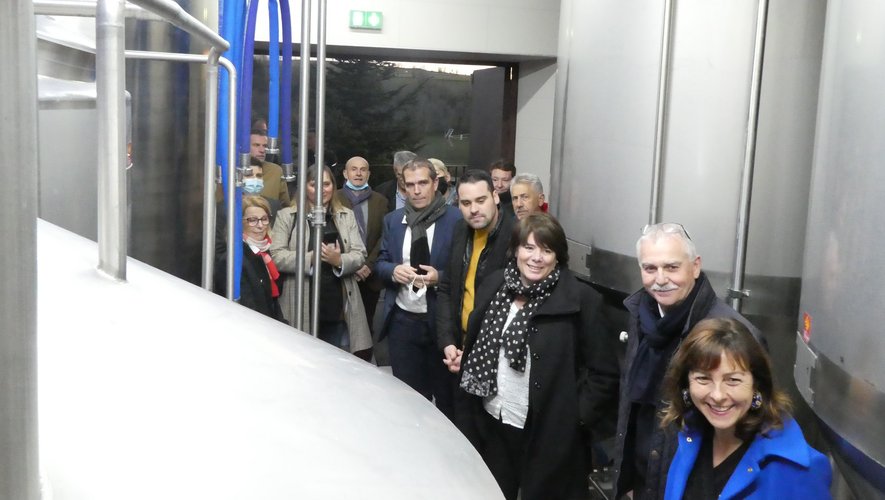 Carole Delga, Sébastien Bras, Vincent Alazard et Annie Cazars dans les entrailles de la distillerie.