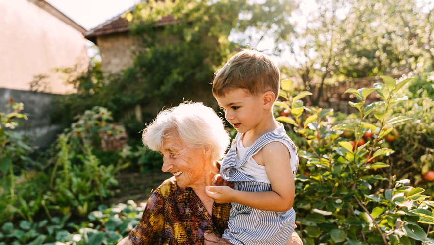 Les grand-mères ont un fort instinct de protection envers leurs petits-enfants, et sont biologiquement bien équipées pour s'attacher à eux.