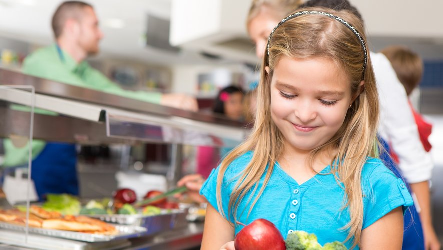62% des Français estiment que l'offre de produits alimentaires responsables dans les cantines scolaires doit être "prioritaire".