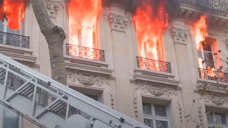 Un impressionnant incendie au coeur de Paris.