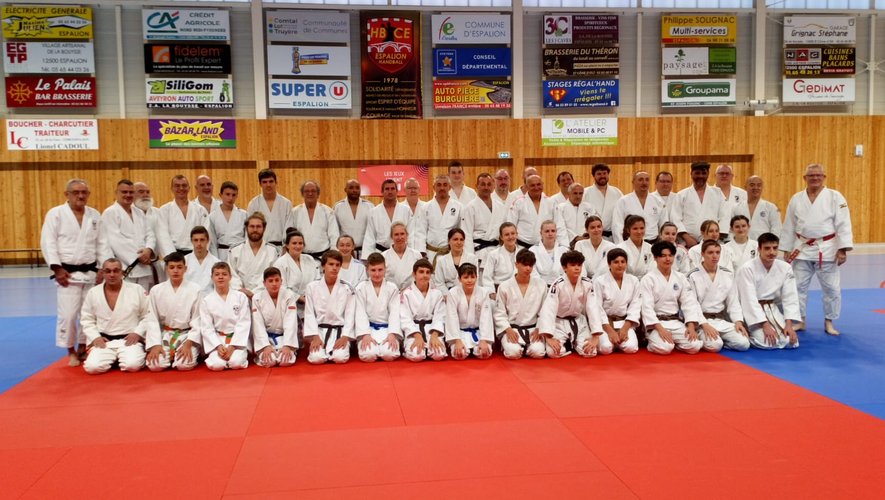 De nombreux judokas et bon nombre de ceintures noires ont participé à ce stage, au gymnase intercommunal.