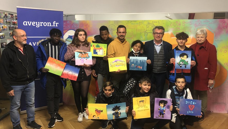 Les jeunes de l’Oustal présentent leurs œuvres avec l’artiste graffeur  G. Jeanjean, entourés des conseillers départementaux  Jean-Pierre Masbou et Gisèle Rigal ainsi que d’un éducateur.