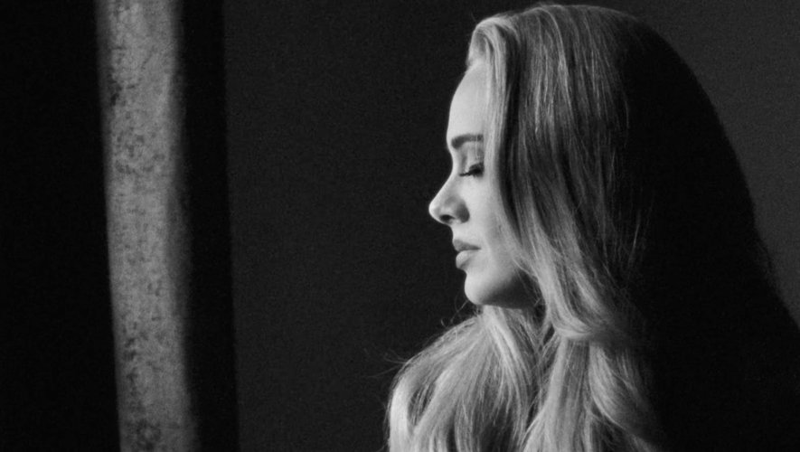 "30" signe le grand retour d'Adele, 33 ans, sur la scène musicale après plusieurs années de silence.